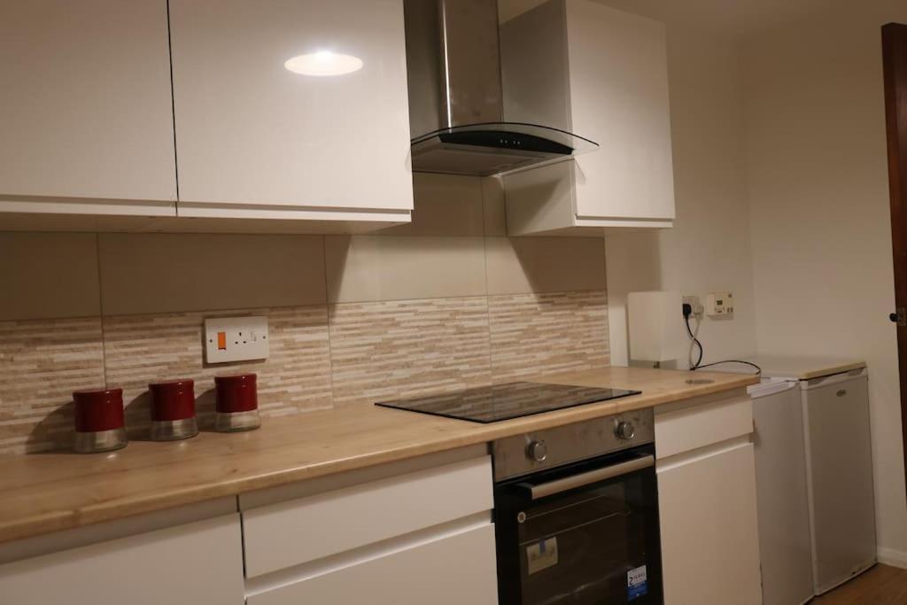 Entire -4 Bedrooms Detached House With Driveway นอตติงแฮม ภายนอก รูปภาพ