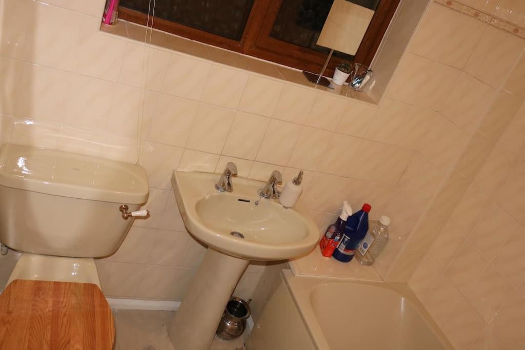 Entire -4 Bedrooms Detached House With Driveway นอตติงแฮม ภายนอก รูปภาพ