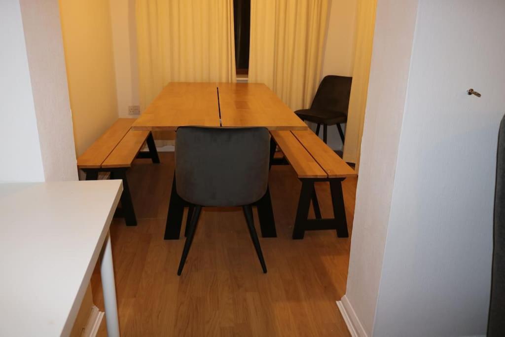 Entire -4 Bedrooms Detached House With Driveway นอตติงแฮม ภายนอก รูปภาพ