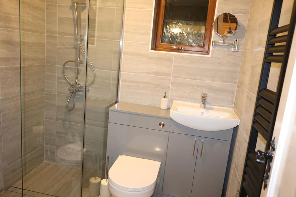 Entire -4 Bedrooms Detached House With Driveway นอตติงแฮม ภายนอก รูปภาพ