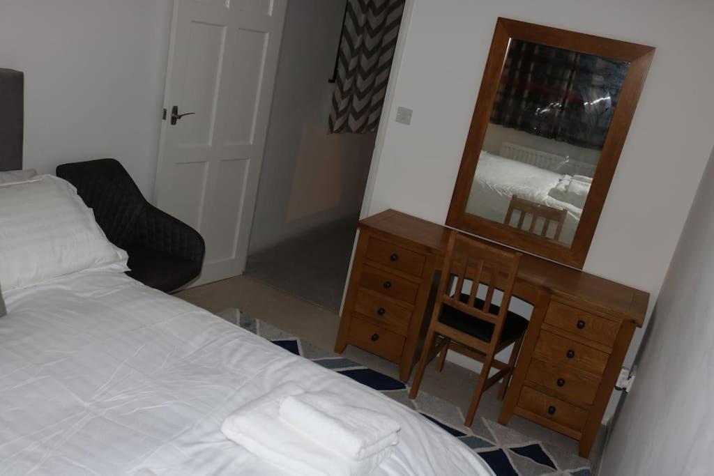 Entire -4 Bedrooms Detached House With Driveway นอตติงแฮม ภายนอก รูปภาพ